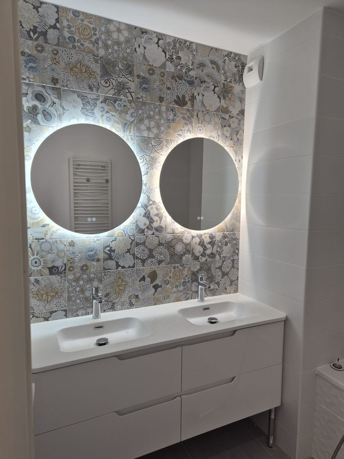 Salle de bains rénovée à Montpellier : mur décoratif et meuble double vasque