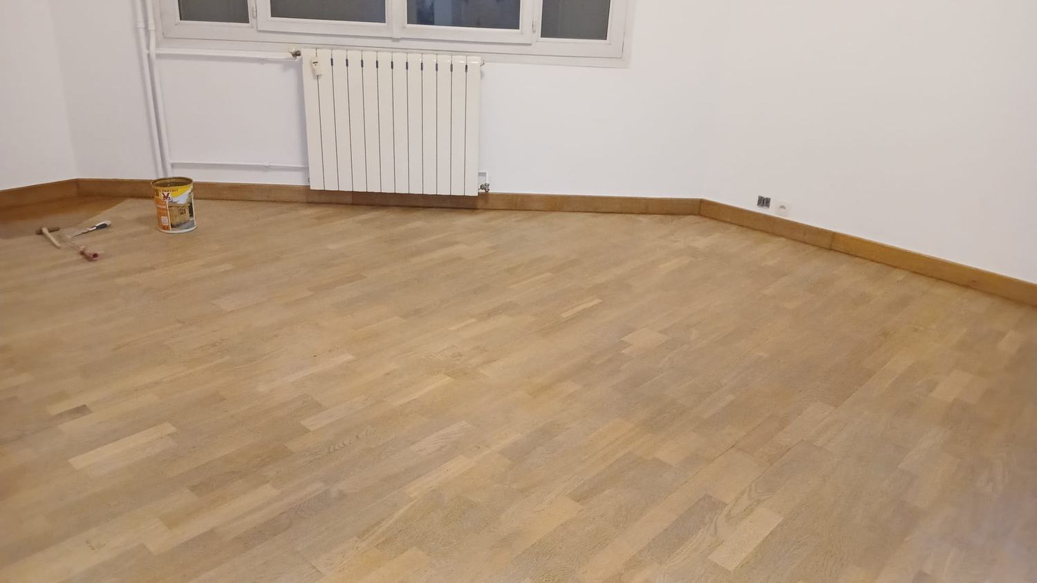 Pièce avec parquet massif rénové par ACTION PEINTURE à Montpellier