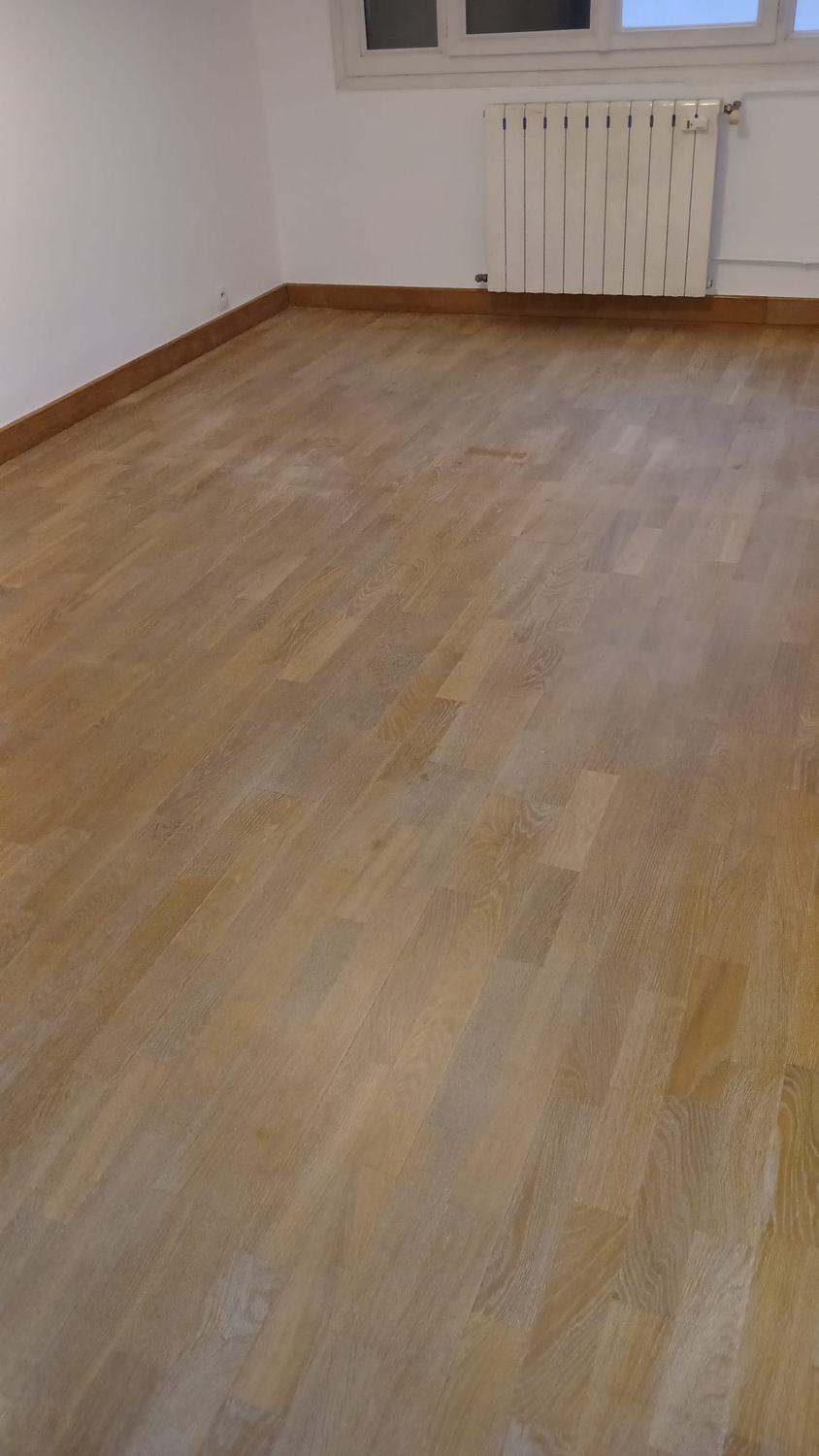 Parquet rénové et pièce repeinte par ACTION PEINTURE à Montpellier